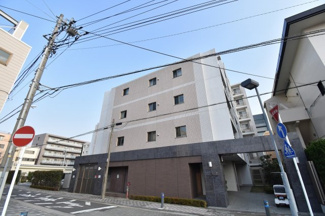 【外観】 | 5階南向きのため陽当たり良好。
明るいリビングと接した和室はオープンにすると開放感あふれるスペースに。
平成25年3月築のマンションです。