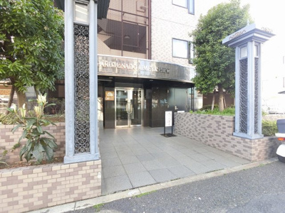 【エントランス】 | パルミナード梅屋敷 | 京急本線「大森町」駅徒歩10分・「梅屋敷」駅徒歩11分と好立地！忙しい朝が助かる立地、暮らしにゆとりが生まれます。