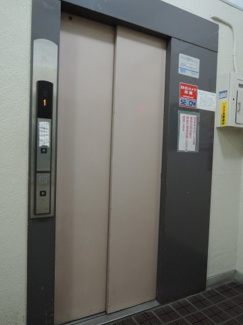 【その他共用部分】 | お買い物時やベビーカーの出し入れに便利なエレベーター付。