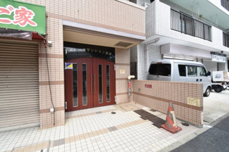【エントランス】 | 横浜市営地下鉄ブルーライン「吉野町」駅徒歩5分・「阪東橋」駅徒歩8分！
忙しい朝が助かる立地、暮らしにゆとりが生まれます。
巡回管理ですがエントランスきれいです。