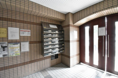 【その他共用部分】 | ストークマンション高砂 | 集合ポストです。
郵便物はこちらからお取りください。