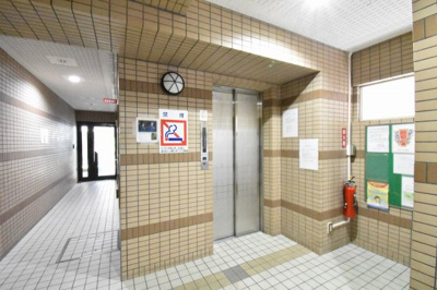 【その他共用部分】 | ストークマンション高砂 | お買い物時やベビーカーの出し入れに便利なエレベーター付。
２階まで上り下りが楽ちんです。