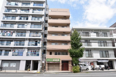 【外観】 | ストークマンション高砂 | 南向き・南西L字型バルコニー。
前建物がないので日当たり良好です。
また巡回管理ですが物件きれいに管理されています。