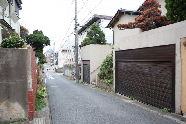花見川区幕張本郷７丁目　売地　建築条件なし　の前面道路含む現地写真|解体前