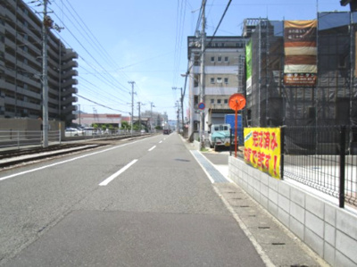 【前面道路含む現地写真】 | 高知市高須新木 新築売家 3SLDK | 接道前面西向き　路面電車新木電停徒歩2分