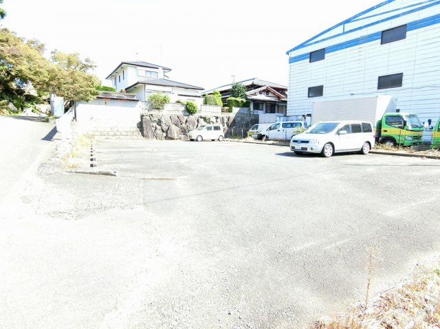 村田松原ハイツB棟の駐車場|車をお持ちの方に嬉しい駐車場付きの物件です