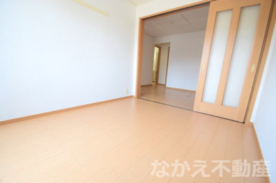 【寝室】 | レモングラスＡ | 広くて明るい寝室