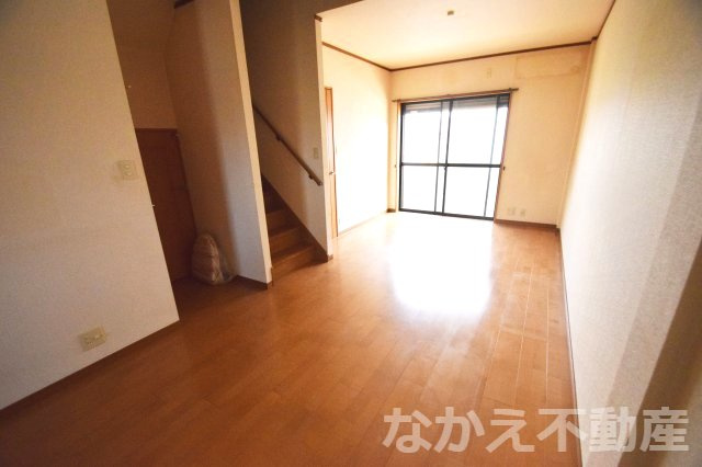 【居間・リビング】 | こちらの居間で趣味の時間をお楽しみください