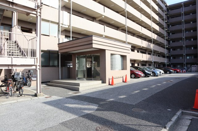 ファミール津田沼　人気の１階部分　専用庭付のエントランス