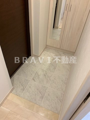ラクラス本町東　BRAVI不動産の玄関|【スプランディット本町東】収納もある玄関です
