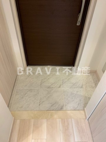 ラクラス本町東　BRAVI不動産の玄関|【ラクラス本町東】