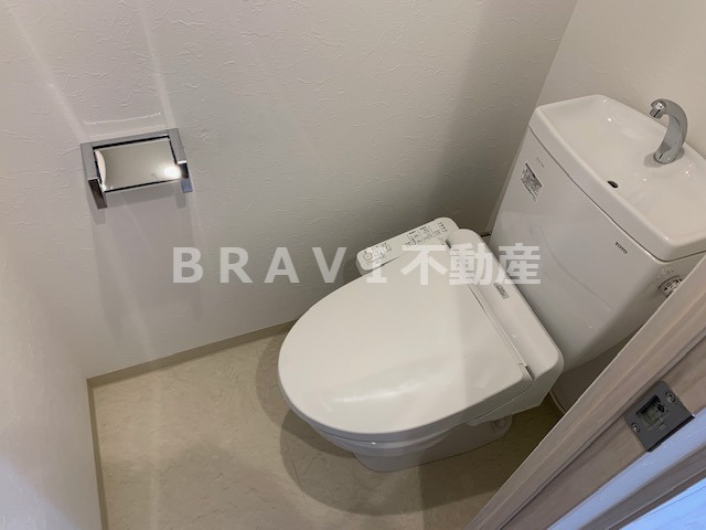 ラクラス本町東　BRAVI不動産のトイレ|【ラクラス本町東】落ち着いた色調のトイレです