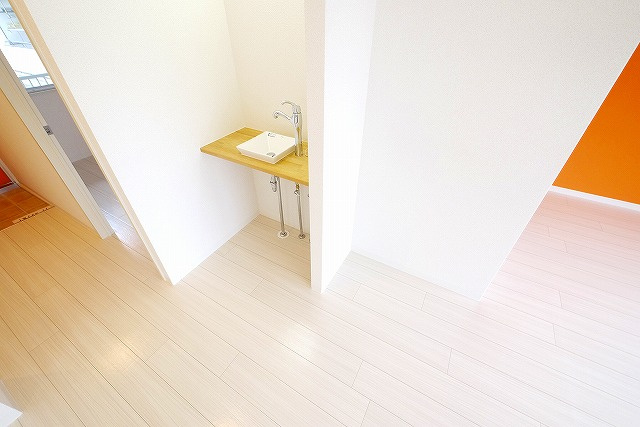 南ハイツの独立洗面台|独立洗面台、小物を置くことができて便利です