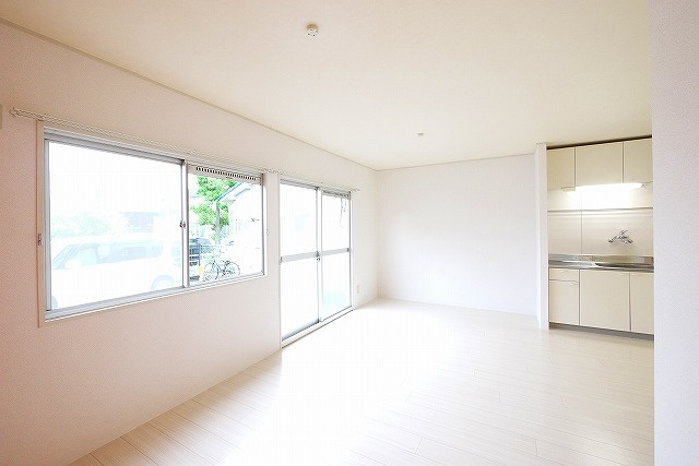 南ハイツの居間・リビング|こちらのリビングで趣味の時間をお楽しみください