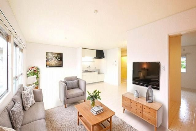 南ハイツの居間・リビング|落ち着いた色調の洋室です