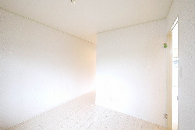 南ハイツの寝室|落ち着いた色調の洋室です