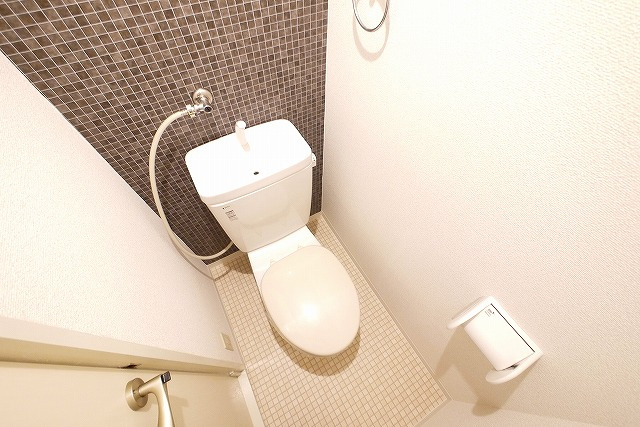 南ハイツのトイレ|落ち着いた色調のトイレです