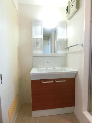 【洗面所】 | パレス大倉山 | 洗髪洗面化粧台で忙しい朝にも寝癖の付いた頭にも優しい☆お化粧するときにも大活躍です♪