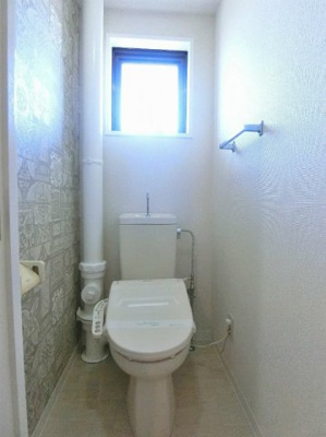 【トイレ】 | パレス大倉山 | トイレは温水洗浄便座付き♪人気のバストイレ別です♪窓のあるトイレで換気もOK☆嫌なニオイがこもりません♪