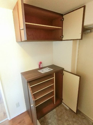 【玄関】 | パレス大倉山 | 玄関には上下タイプのシューズボックス付き！間のスペースは飾り棚や小物置き場として活用できます♪