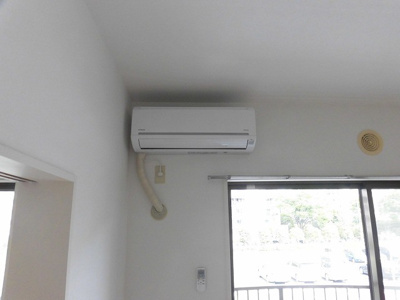 【設備】 | パレス大倉山 | ※参考写真※リビングダイニングキッチンにあるエアコンです！ムシ暑い夏も肌寒い冬も快適に過ごせますね♪