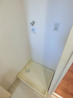 【設備】 | パレス大倉山 | 洗面所にある室内洗濯機置き場です♪防水パンが付いているので万が一の漏水にも安心です！室内に置けるので洗濯機が傷みにくい☆