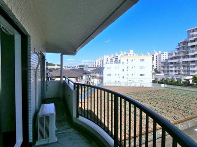 【バルコニー】 | パレス大倉山 | バルコニーは南東向きで陽当たり良好♪晴れた日のお洗濯物は朝からよく乾きそう☆バルコニーが2ヶ所あるのでお洗濯物もたっぷり干せます◎