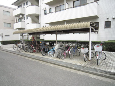 【その他共用部分】 | パレス大倉山 | 屋根付きの駐輪場で雨が降っても大切な自転車が濡れなくてすみますね♪駅まで自転車もおすすめです！
