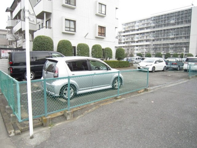 【駐車場】 | パレス大倉山 | いつでも目の届く敷地内に駐車場があります♪荷物がかさばりがちなお買物にも、敷地内駐車場があると便利ですよね☆