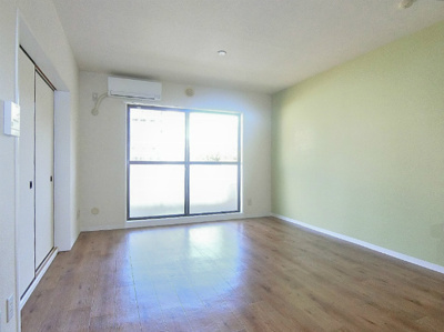 【居間・リビング】 | パレス大倉山 | 南東向きリビングダイニングキッチン10帖☆バルコニーに繋がるお部屋は陽当たり良好♪エアコン付きで1年中快適に過ごせますね☆