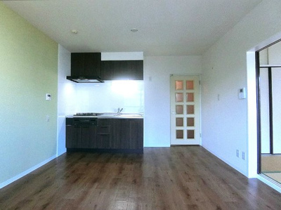 【居間・リビング】 | パレス大倉山 | 南東向きリビングダイニングキッチン10帖☆椅子とテーブルを囲んで家族団欒の時間を過ごせます♪淡いグリーンのクロスがステキなお部屋です☆