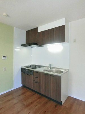 【キッチン】 | パレス大倉山 | 3口ガスコンロ/グリル付きのシステムキッチンです☆場所を取るお鍋やお皿もたっぷり収納できてお料理がはかどります！グリルがあるとお料理の幅が広がりますね♪