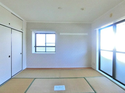 【和室】 | パレス大倉山 | 南東向き和室6帖☆バルコニーに繋がる角部屋二面採光の陽当たりの良いお部屋です！天袋付き押入れがあるので寝具もすっきり収納できます☆