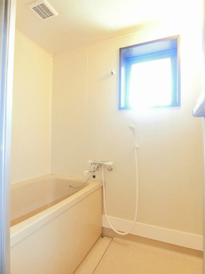 【浴室】 | パレス大倉山 | 清潔感のある浴室です♪窓があるので湿気対策OK！ゆったりお風呂に浸かって一日の疲れもすっきりリフレッシュできますね☆