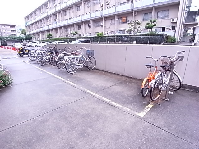 高丸ビルB棟の駐車場