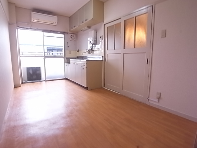 高丸ビルB棟の居間・リビング