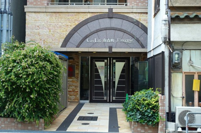 【エントランス】 | ＣｉｔｙＬｉｆｅ南森町Ｌ'ａｖｅｎｉｒ | 入口は南側の通りに面しています。駅近で商店街を通れば雨の日も濡れずに通勤できます。