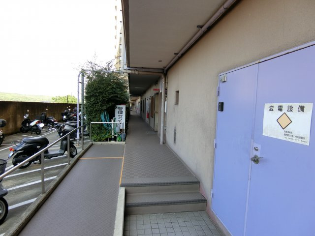 朝日プラザCITYウェストヒル神戸A棟のその他共用部分|24時間体制で稼働してます　管理事務所入り口　頼もしいですよね