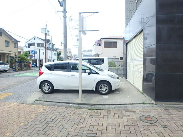 シャルム八幡の駐車場