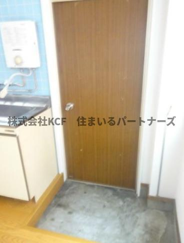 やすらぎビルの玄関|明るい玄関です
きれいな外観です