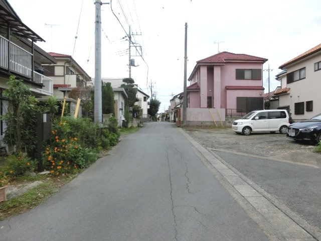 鴻巣市大間２丁目の売地の前面道路含む現地写真|接道する北側の道路を西側から撮影。物件は右側です。2019年10月26日 16:45頃撮影。
