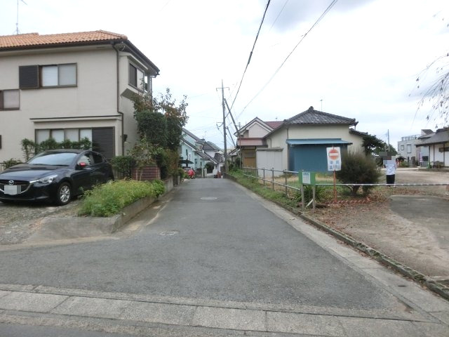 鴻巣市大間２丁目の売地の前面道路含む現地写真|接道する西側の道路を北側から撮影。物件は左側です。2019年10月26日 16:45頃撮影。