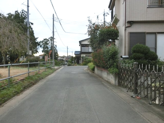 鴻巣市大間２丁目の売地の前面道路含む現地写真|接道する西側の道路を南側から撮影。物件は右側です。2019年10月26日 16:45頃撮影。