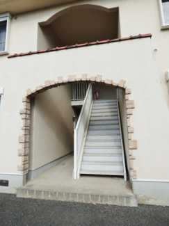 【エントランス】 | 共用階段には屋根があります。洋風のアーチもオシャレですね♪