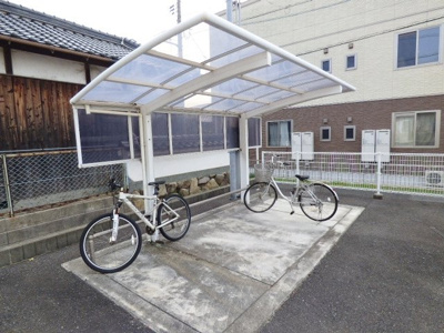 【その他共用部分】 | カーサ・ベルデ　B | 屋根付きの駐輪場あり。チェーンも繋げられます！