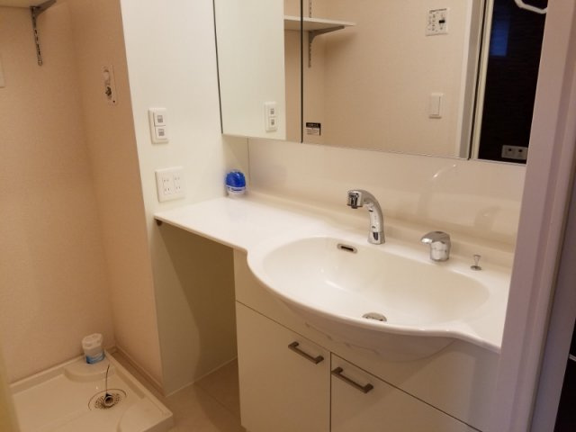 アルシュTOWAの洗面所|大きな鏡の洗面台