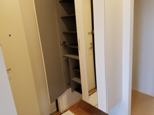 アルシュTOWAの玄関|下駄箱に姿鏡付き