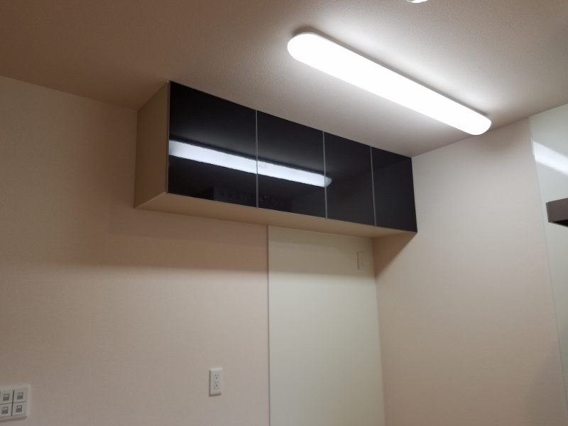 アルシュTOWAのキッチン|上部に棚あります