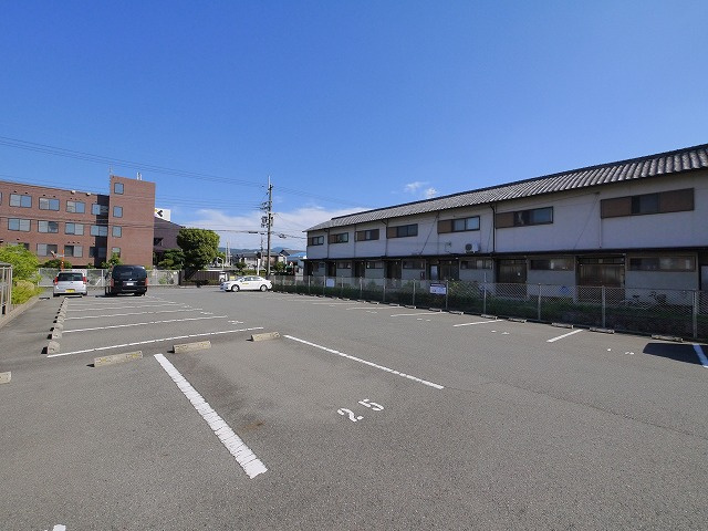 カリーノ　Ａ棟の駐車場|駐車場があるので、車を買う予定の方も安心です