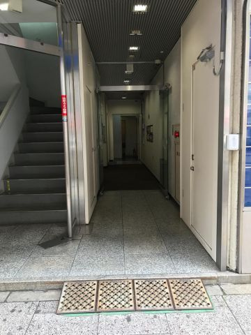 曙ビルのエントランス